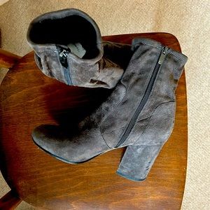 Grey suede Via Spiga short boots